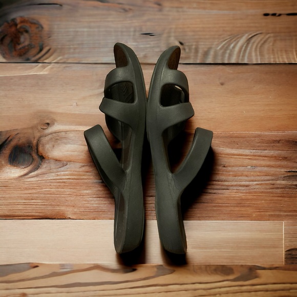 🐊CROCS Kelli Iconic Black Comfort Sandals! - Picture 4 of 8